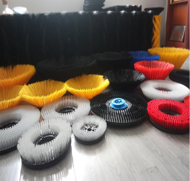 Sweeping disc brush